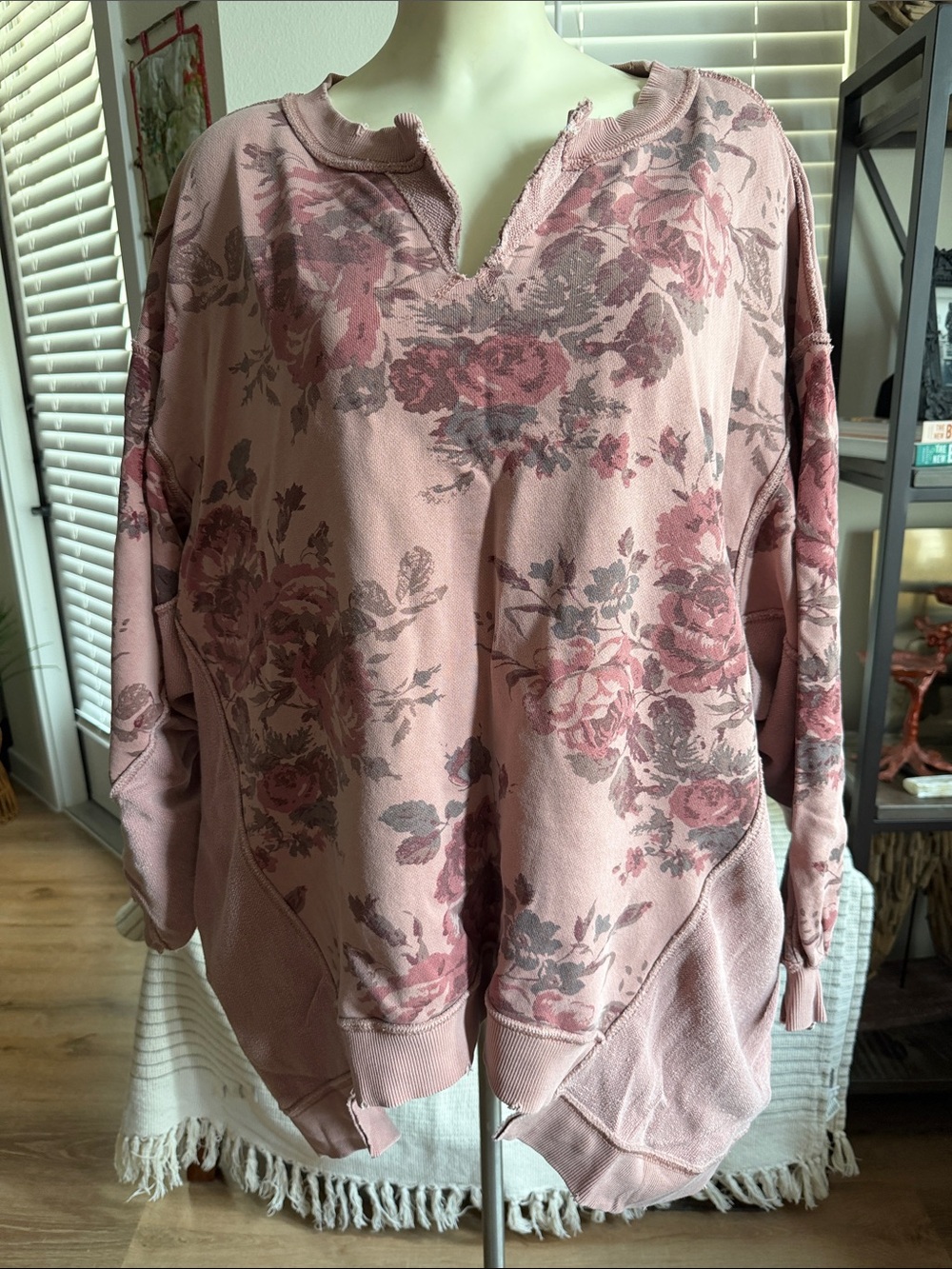 We The Free -Floral V-Neck Pullover Sweatshirt - Dusty Rose